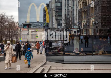 Moscou, Russie. 12th mars 2022 Vue sur un restaurant McDonald’s dans la rue Tverskaya, dans le centre de Moscou, en Russie Banque D'Images