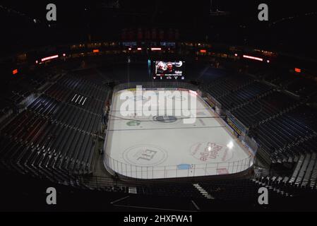 Cologne, Allemagne. 11th mars 2022. The Lanxess Arena, plan intérieur, avec surface de glace préparée pour une partie du club de hockey sur glace de Cologne Kölner Haie. Credit: Horst Galuschka/dpa/Alay Live News Banque D'Images