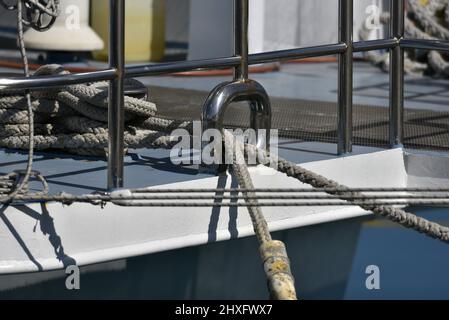 Bateau à voile galvanisé trou d'ancrage et corde d'amarrage fermé. Banque D'Images