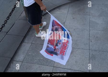 Santiago, Metropolitana, Chili. 11th mars 2022. Un partisan avec le drapeau du nouveau président du Chili, Gabriel Boric, en attendant son arrivée au palais de la Moneda, à Santiago, au Chili. (Credit image: © Matias Basualdo/ZUMA Press Wire) Banque D'Images