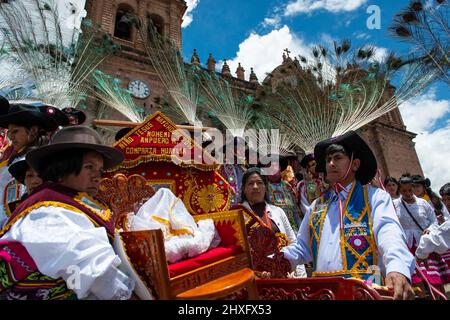 Cuzco, Pérou - 25 décembre 2013 : un groupe de personnes portant des vêtements et des masques traditionnels pendant les Huaylia le jour de Noël devant le chat Cuzco Banque D'Images