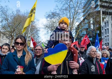 Rennes, Bretagne, France, le 12 mars 2022. Manifestation contre la guerre en Ukraine, à Rennes, Bretagne, France, le 12 mars, 2022. Photo par Alexis Coulon/ABACAPRESS.COM crédit: Abaca Press/Alay Live News Banque D'Images