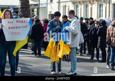 Rennes, Bretagne, France, le 12 mars 2022. Manifestation contre la guerre en Ukraine, à Rennes, Bretagne, France, le 12 mars, 2022. Photo par Alexis Coulon/ABACAPRESS.COM crédit: Abaca Press/Alay Live News Banque D'Images