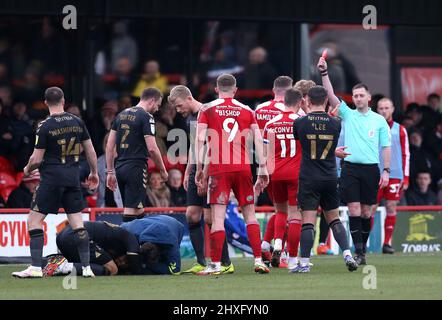 L'arbitre Simon Mather montre Tommy Leigh d'Accrrington Stanley une carte rouge pour un jeu sérieux lors du match de la Sky Bet League One au Wham Stadium, à Accrington. Date de la photo: Samedi 12 mars 2022. Banque D'Images