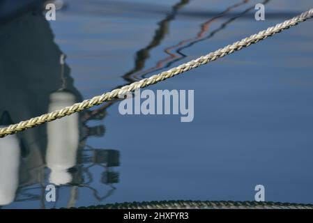 Corde d'amarrage double tressée en nylon contre la mer bleue. Banque D'Images