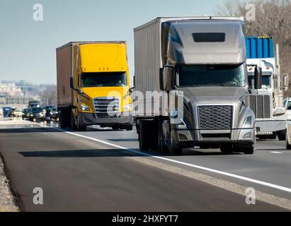 Plan horizontal d'un convoi de semi-camions lourds sur l'Interstate. Banque D'Images