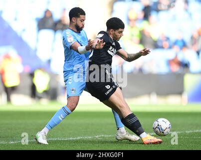 Coventry, Angleterre, 12th mars 2022. Gustavo Hamer de Coventry City s'attaque à Morgan Gibbs-White de Sheffield Utd lors du match de championnat Sky Bet à la Coventry Building Society Arena de Coventry. Le crédit photo devrait se lire: Ashley Crowden / Sportimage Banque D'Images