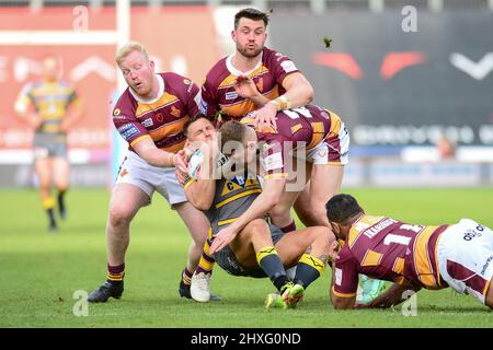 Huddersfield, Angleterre - 12th mars 2022 - Greg Eden de Castleford Tigers, attaqué par Matty English, Joe Greenwood . Olly Russell et Sebastine Ikahihihifico (18) de Huddersfield Giants. Rugby League Betfred Super League Round 5 Huddersfield Giants vs Castleford Tigers au stade John Smith, Huddersfield, Royaume-Uni Dean Williams Credit: Dean Williams/Alay Live News Banque D'Images