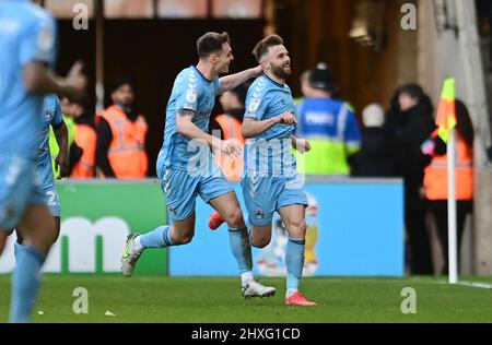 Coventry, Angleterre, 12th mars 2022. Callum O'Hare, de Coventry City (R), célèbre son troisième but lors du match du championnat Sky Bet à l'arène Coventry Building Society, à Coventry. Le crédit photo devrait se lire: Ashley Crowden / Sportimage Banque D'Images