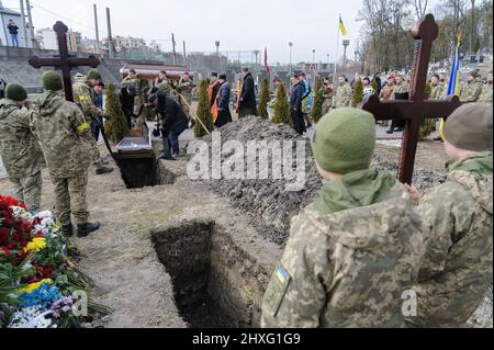 Cérémonie d'enterrement de trois soldats ukrainiens tués lors des batailles avec les troupes russes. Une cérémonie funéraire a eu lieu à l'église Saint-Pierre et Paul Garrison pour rendre hommage aux trois soldats : Dmidro Kotenko, Kirill Moroz et Vasil Vyshivany, qui sont morts près de Kherson pendant l'agression russe en Ukraine. Banque D'Images