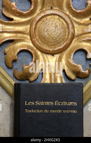 Les Saintes Ecritures. Traduction du monde nouveau. Église Saint-Nicolas de Véroce. Saint-Nicolas de Véroce. Saint-Gervais-les-bains. Haute-Savoie. Banque D'Images