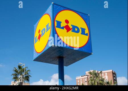 Supermarché allemand de la chaîne de vente au détail discount internationale, Lidl, logo vu en Espagne. Banque D'Images