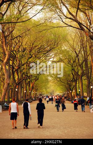 Les gens apprécient une journée de printemps, en marchant dans le centre commercial de Central Park à New York Banque D'Images