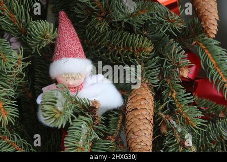 Figurine dans un sapin. Saint-Gervais-les-bains. Haute-Savoie. Auvergne-Rhône-Alpes. France. Banque D'Images