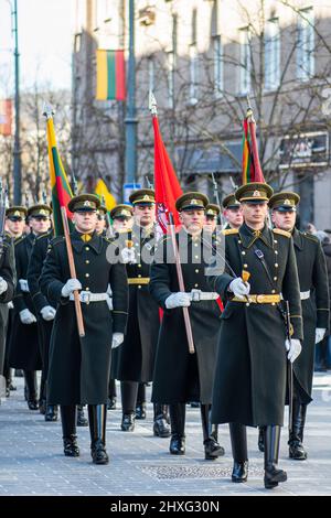 Soldats en uniforme officiel marchant dans les rues de la capitale Vilnius, Lituanie avec drapeaux nationaux, le 11 mars jour de l'indépendance, gros plan Banque D'Images