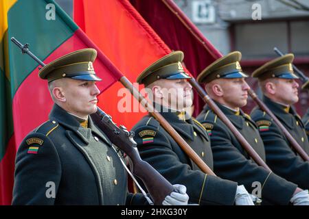 Soldats en uniforme officiel marchant dans les rues de la capitale Vilnius, Lituanie avec drapeaux nationaux, le 11 mars jour de l'indépendance, gros plan Banque D'Images