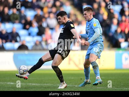 Coventry, Angleterre, 12th mars 2022. John Egan de Sheffield Utd et Viktor Gyokeres de Coventry City pendant le match du championnat Sky Bet à l'arène Coventry Building Society, Coventry. Le crédit photo devrait se lire: Ashley Crowden / Sportimage Banque D'Images