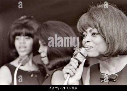 LE TRIO vocal américain SUPRÊME en mars 1965. De gauche à droite: Florence Ballard, Mary Wilson, Diana Ross, photo: Tony Gale Banque D'Images