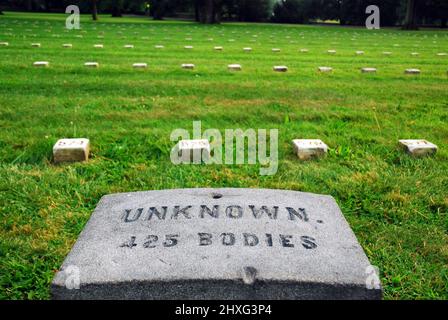 Des centaines de corps non identifiés se trouvent dans un cimetière de masse, tué en action à Gettysburg pendant la guerre civile américaine Banque D'Images