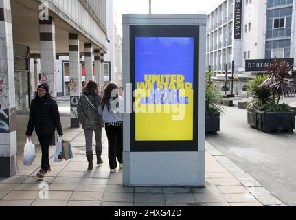 Pinstone Street, Sheffield, Royaume-Uni. 12th mars 2022. Invasion de l'Ukraine: Unis nous sommes debout avec l'Ukraine, panneau d'affichage électonique, Sheffield. Credit: Alamy Live News Banque D'Images