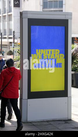 Pinstone Street, Sheffield, Royaume-Uni. 12th mars 2022. Invasion de l'Ukraine: Unis nous sommes debout avec l'Ukraine, panneau d'affichage électonique, Sheffield. Credit: Alamy Live News Banque D'Images