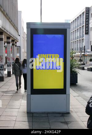 Pinstone Street, Sheffield, Royaume-Uni. 12th mars 2022. Invasion de l'Ukraine: Unis nous sommes debout avec l'Ukraine, panneau d'affichage électonique, Sheffield. Credit: Alamy Live News Banque D'Images