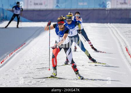 Pékin, Hebei, Chine. 12th mars 2022. NATALIE WILKIE, canadienne, sur le chemin d'une médaille d'argent dans le ski de fond de la distance moyenne des femmes au Para debout libre pendant les Jeux paralympiques d'hiver de 2022 à Beijing. (Image de crédit : © Mark Edward Harris/ZUMA Press Wire) Banque D'Images