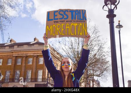 Londres, Royaume-Uni. 12th mars 2022. Un manifestant tient un écriteau « moins parler plus d'action ». Des manifestants se sont rassemblés devant Downing Street pour soutenir l'Ukraine tandis que la Russie poursuit son attaque. Credit: Vuk Valcic/Alamy Live News Banque D'Images