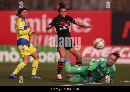 Milan, Italie, 12th mars 2022. Tuija Hyyrynen de Juventus regarde comme coéquipier Pauline Peyraud-Magnin sauve un tir de Valentina Bergamaschi de l'AC Milan pendant le match de coppa Italia Femminile au Centro Sportivo Vismara, Milan. Crédit photo à lire: Jonathan Moscrop / Sportimage crédit: Sportimage / Alay Live News Banque D'Images