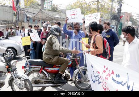 Les résidents de la rue Ferozwala, alors qu'ils tiennent une manifestation pour réclamer justice pour Zainab, qui s'est tenue au club de presse de Lahore le samedi 12 mars 2022. Banque D'Images