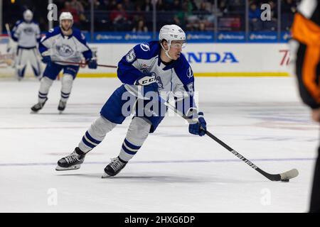 11 mars 2022: Syracuse Crunch avance Charles Hudon (55) skate avec le palet dans la première période contre les Rochester Américains. Les Rochester Americans ont accueilli le Syracuse Crunch dans la nuit irlandaise dans un match de la Ligue américaine de hockey à la Blue Cross Arena de Rochester, New York. (Jonathan Tenca/CSM) Banque D'Images