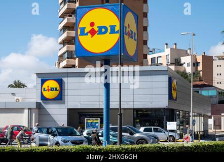 Alicante, Espagne. 11th mars 2022. Chaîne de vente au détail allemande internationale à prix réduit, Lidl, supermarché et logo vu en Espagne. (Photo de Xavi Lopez/SOPA Images/Sipa USA) crédit: SIPA USA/Alay Live News Banque D'Images