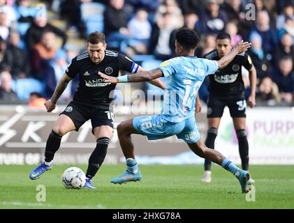 Coventry, Angleterre, 12th mars 2022. Billy Sharp de Sheffield Utd affronté par Ian Maatsen de Coventry City pendant le match du championnat Sky Bet à la Coventry Building Society Arena de Coventry. Le crédit photo devrait se lire: Ashley Crowden / Sportimage Banque D'Images