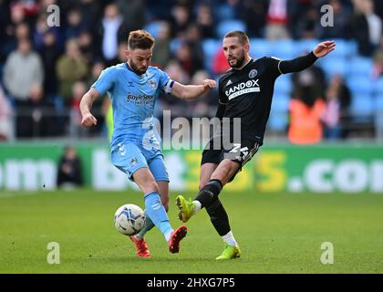 Coventry, Angleterre, 12th mars 2022. Conor Hourihane de Sheffield Utd et Michael Rose de Coventry City pendant le match du championnat Sky Bet à la Coventry Building Society Arena de Coventry. Le crédit photo devrait se lire: Ashley Crowden / Sportimage Banque D'Images