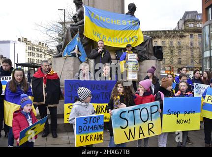 Manchester, Royaume-Uni, 12th mars 2022. Protestation contre l'invasion russe de l'Ukraine à côté de la statue de Wellington à Piccadilly Gardens, centre de Manchester, Angleterre, Royaume-Uni. Il a été organisé par le Centre culturel ukrainien 'dnipro' Manchester. Les médias ont rapporté des bombardements russes d'écoles, d'hôpitaux et d'appartements en Ukraine, aujourd'hui dans le 17th jour de la défense du pays. Crédit : Terry Waller/Alay Live News Banque D'Images