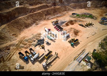Vue aérienne des chariots et des machines en stationnement Banque D'Images