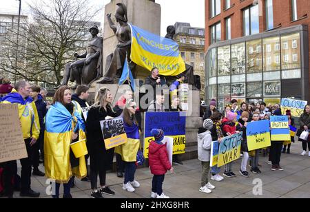 Manchester, Royaume-Uni, 12th mars 2022. Protestation contre l'invasion russe de l'Ukraine à côté de la statue de Wellington à Piccadilly Gardens, centre de Manchester, Angleterre, Royaume-Uni. Il a été organisé par le Centre culturel ukrainien 'dnipro' Manchester. Les médias ont rapporté des bombardements russes d'écoles, d'hôpitaux et d'appartements en Ukraine, aujourd'hui dans le 17th jour de la défense du pays. Crédit : Terry Waller/Alay Live News Banque D'Images