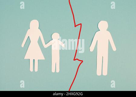 Parents divorcés, enfant avec mère, père seul, mère célibataire, lutte de garde,découpe de papier, fond bleu Banque D'Images