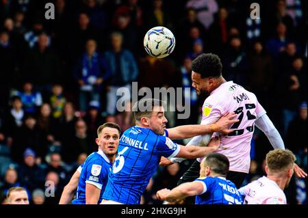 ROCHDALE, ROYAUME-UNI. 12th MARS Aaron Amadi-Holloway, du FC Barrow, tente un tir de tête lors du match de la Sky Bet League 2 entre Rochdale et Barrow à la Crown Oil Arena, Rochdale, le samedi 12th mars 2022. (Credit: Ian Charles | MI News) Credit: MI News & Sport /Alay Live News Banque D'Images