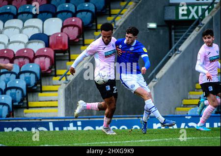 ROCHDALE, ROYAUME-UNI. 12th MARS Aaron Amadi-Holloway du Barrow FC sous la pression de Max Clark de Rochdale AFC lors du match de Sky Bet League 2 entre Rochdale et Barrow à la Crown Oil Arena, Rochdale, le samedi 12th mars 2022. (Credit: Ian Charles | MI News) Credit: MI News & Sport /Alay Live News Banque D'Images