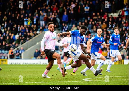 ROCHDALE, ROYAUME-UNI. MARS 12th Aaron Amadi-Holloway du Barrow FC est attaqué par Jeriel Dorsett de Rochdale AFC lors du match de Sky Bet League 2 entre Rochdale et Barrow à la Crown Oil Arena, Rochdale, le samedi 12th mars 2022. (Credit: Ian Charles | MI News) Credit: MI News & Sport /Alay Live News Banque D'Images