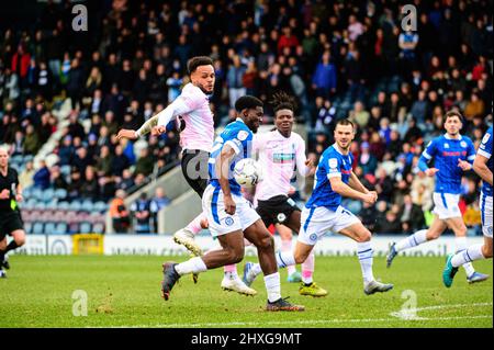 ROCHDALE, ROYAUME-UNI. MARS 12th Aaron Amadi-Holloway du Barrow FC est attaqué par Jeriel Dorsett de Rochdale AFC lors du match de Sky Bet League 2 entre Rochdale et Barrow à la Crown Oil Arena, Rochdale, le samedi 12th mars 2022. (Credit: Ian Charles | MI News) Credit: MI News & Sport /Alay Live News Banque D'Images