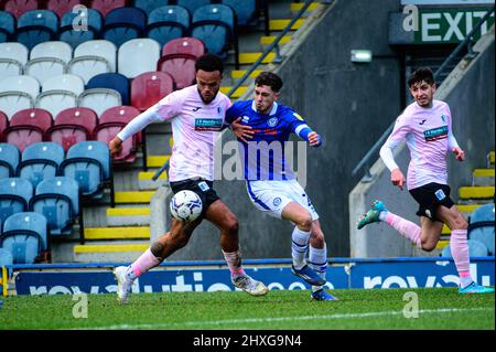 ROCHDALE, ROYAUME-UNI. 12th MARS Aaron Amadi-Holloway du Barrow FC sous la pression de Max Clark de Rochdale AFC lors du match de Sky Bet League 2 entre Rochdale et Barrow à la Crown Oil Arena, Rochdale, le samedi 12th mars 2022. (Credit: Ian Charles | MI News) Credit: MI News & Sport /Alay Live News Banque D'Images