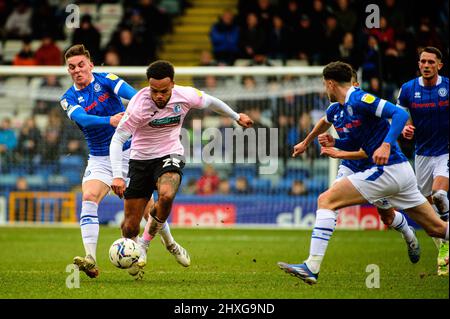 ROCHDALE, ROYAUME-UNI. 12th MARS Aaron Amadi-Holloway du Barrow FC sous la pression de George Broadbent de Rochdale AFC lors du match de Sky Bet League 2 entre Rochdale et Barrow à la Crown Oil Arena, Rochdale, le samedi 12th mars 2022. (Credit: Ian Charles | MI News) Credit: MI News & Sport /Alay Live News Banque D'Images