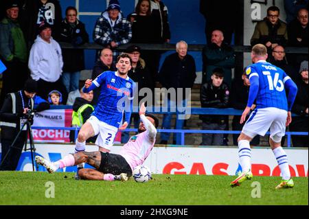 ROCHDALE, ROYAUME-UNI. 12th MARS Aaron Amadi-Holloway, du Barrow FC, s'attaque à Corey O'Keeffe, de Rochdale AFC, lors du match de Sky Bet League 2 entre Rochdale et Barrow, à la Crown Oil Arena, à Rochdale, le samedi 12th mars 2022. (Credit: Ian Charles | MI News) Credit: MI News & Sport /Alay Live News Banque D'Images