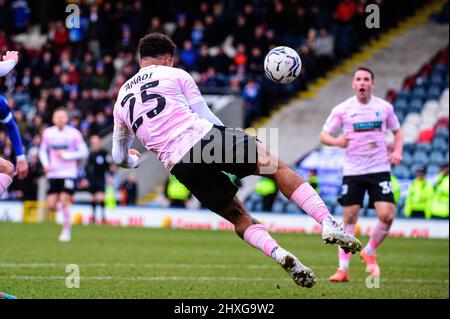 ROCHDALE, ROYAUME-UNI. 12th MARS Aaron Amadi-Holloway, du FC Barrow, tente un entête vers le but lors du match Sky Bet League 2 entre Rochdale et Barrow à la Crown Oil Arena, Rochdale, le samedi 12th mars 2022. (Credit: Ian Charles | MI News) Credit: MI News & Sport /Alay Live News Banque D'Images