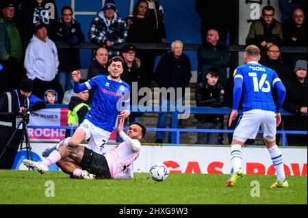 ROCHDALE, ROYAUME-UNI. 12th MARS Aaron Amadi-Holloway, du Barrow FC, s'attaque à Corey O'Keeffe, de Rochdale AFC, lors du match de Sky Bet League 2 entre Rochdale et Barrow, à la Crown Oil Arena, à Rochdale, le samedi 12th mars 2022. (Credit: Ian Charles | MI News) Credit: MI News & Sport /Alay Live News Banque D'Images