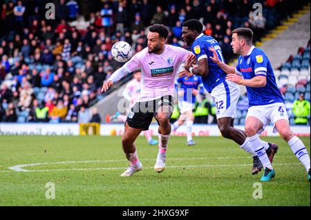 ROCHDALE, ROYAUME-UNI. 12th MARS Jeriel Dorsett, de Rochdale AFC, s'attaque à Aaron Amadi-Holloway, du Barrow FC, lors du match de Sky Bet League 2 entre Rochdale et Barrow, à la Crown Oil Arena, à Rochdale, le samedi 12th mars 2022. (Credit: Ian Charles | MI News) Credit: MI News & Sport /Alay Live News Banque D'Images