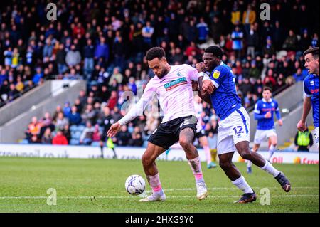 ROCHDALE, ROYAUME-UNI. 12th MARS Jeriel Dorsett, de Rochdale AFC, s'attaque à Aaron Amadi-Holloway, du Barrow FC, lors du match de Sky Bet League 2 entre Rochdale et Barrow, à la Crown Oil Arena, à Rochdale, le samedi 12th mars 2022. (Credit: Ian Charles | MI News) Credit: MI News & Sport /Alay Live News Banque D'Images