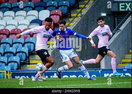 ROCHDALE, ROYAUME-UNI. 12th MARS Aaron Amadi-Holloway du Barrow FC sous la pression de Max Clark de Rochdale AFC lors du match de Sky Bet League 2 entre Rochdale et Barrow à la Crown Oil Arena, Rochdale, le samedi 12th mars 2022. (Credit: Ian Charles | MI News) Credit: MI News & Sport /Alay Live News Banque D'Images